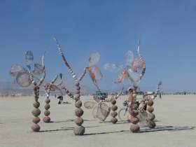 Lovely sculpture rises out of desert
